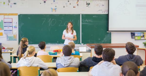 המדריך שבאמת עובד: לבחור קורס בגרות שמעלה ממוצע ומחזק את הביטחון בבחינה